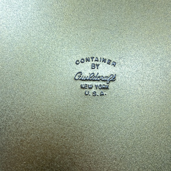 Vintage large round crimson and gold fruitcake tin by Guildcraft NY - Picture 5 of 8